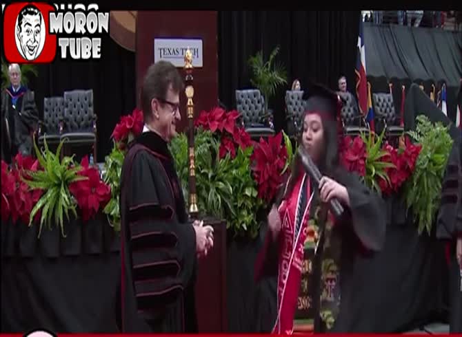 Video :At graduation, a student dances but declines to shake hands with the head of the institution